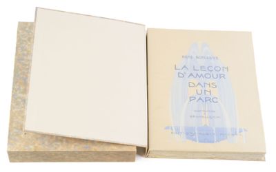 un livre ouvert sur une surface blanche