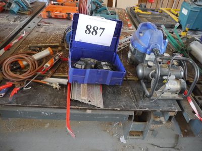 une boîte bleue portant un numéro, posée sur un établi