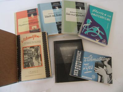 un grand nombre de livres posés sur une table