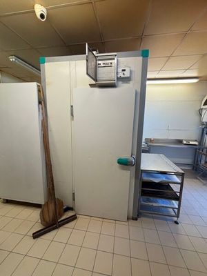 a room that has a bunch of stalls in it