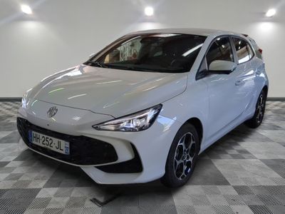 la toyota yaris blanche est garée sur un sol en damier