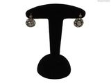 gros plan d'une paire de boucles d'oreilles sur un support