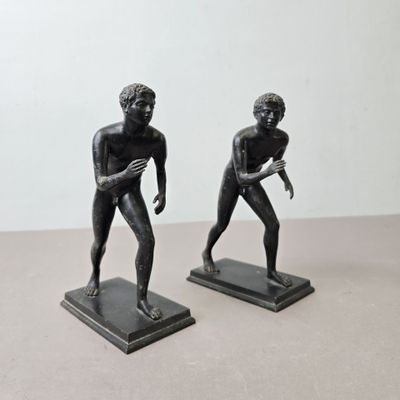 paire de figurines en bronze représentant un homme et une femme