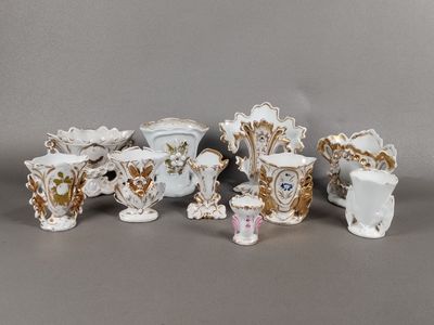 de nombreux vases en porcelaine de styles variés sur la table