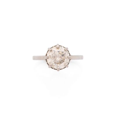 une bague en or blanc et diamants