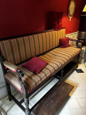un canapé et une table dans une pièce dont l'un des murs est rouge