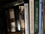 plusieurs livres qui se trouvent ensemble sur une étagère