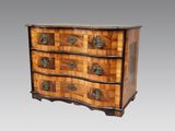 une photo d'une commode en bois