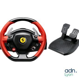 Volant Ferrari avec pédales, sur fond blanc