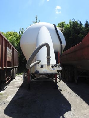 un grand réservoir blanc posé sur le flanc d'un train