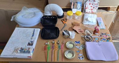 une table sur laquelle sont posés de nombreux objets