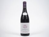 la bouteille de vin est posée sur une surface blanche