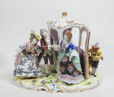 une figurine représentant un homme et une femme dans une calèche