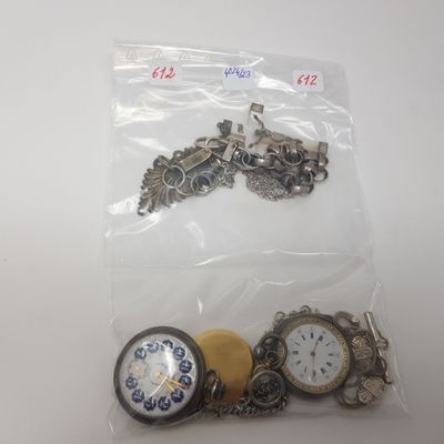 un sac contenant divers objets, parmi lesquels une montre de poche et une montre de poche