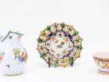 trois pièces de porcelaine différentes sur un fond blanc