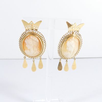 une image représentant une paire de boucles d'oreilles et une femme coiffée d'une couronne