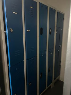 Les casiers sont alignés en rangée dans un couloir
