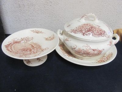 deux assiettes et un bol posés sur une table