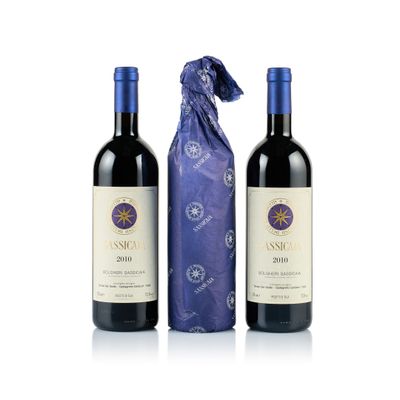 deux bouteilles de vin sont posées l'une à côté de l'autre sur une surface blanche