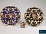 Deux assiettes et une petite figurine sont posées sur une table