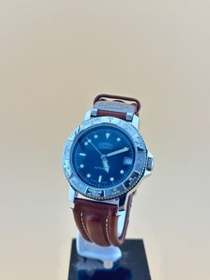 gros plan d'une montre sur un support posé sur une table