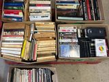 de nombreux cartons de livres posés sur le sol les uns à côté des autres