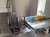 une cuisine en acier inoxydable équipée d'une cuisinière et d'un évier