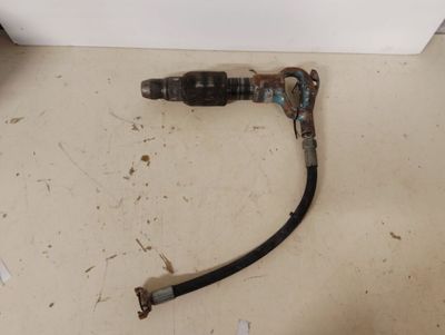 un tuyau raccordé à un chauffe-eau posé au sol