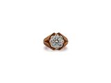 un gros plan d'une bague sertie d'un seul diamant sur fond blanc