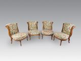 un lot de quatre chaises avec un revêtement floral, revêtement floral, revêtement floral, revêtement floral, revêtement floral