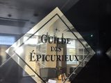 une photo d'une affiche apposée sur la porte vitrée d'un immeuble
