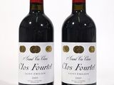 deux bouteilles de vin rouge posées l'une à côté de l'autre sur une surface blanche