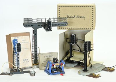 un grand nombre de jouets posés sur une table