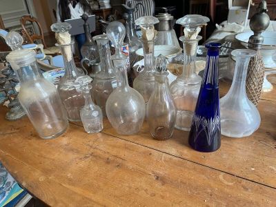 une table sur laquelle sont posées de nombreuses bouteilles en verre