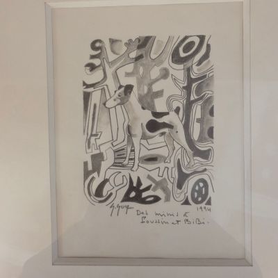 un dessin en noir et blanc représentant un homme assis sur une chaise