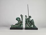 une paire de serre-livres en bronze représentant un homme et une femme assis sur une chaise