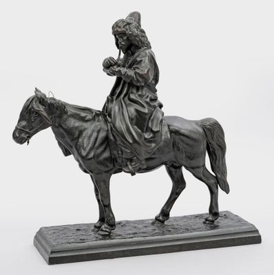 statue représentant une femme à cheval tenant un oiseau dans la main