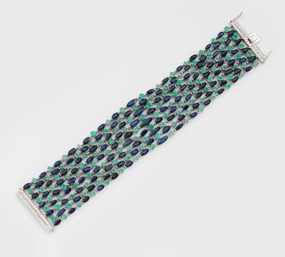 un gros plan sur un bracelet en perles bleues et vertes