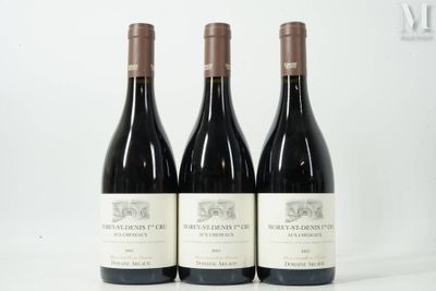 trois bouteilles de vin rouge posées sur une table blanche