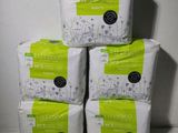 quatre paquets de couches pour bébés empilés les uns sur les autres