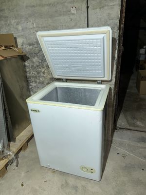 un Congélateur petit modèle Friac, en l'état ( à remonter de…
