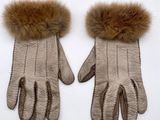 deux paires de gants à poignets en fourrure sur fond blanc
