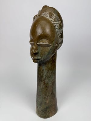 une image représentant une sculpture de tête de femme sur fond blanc