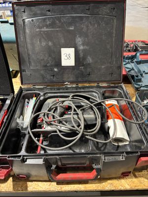une mallette noire contenant des outils, posée sur une table