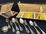 beaucoup d'argenterie dans un coffret sur une table