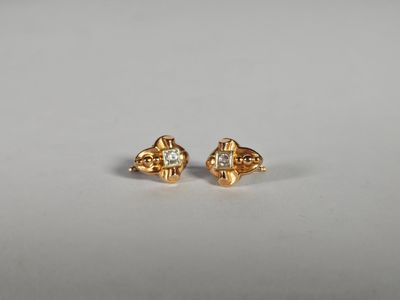 une paire de boucles d'oreilles en or et diamants sur fond blanc