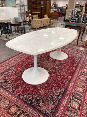 Table de salle à manger à plateau en marbre veiné blanc repo…