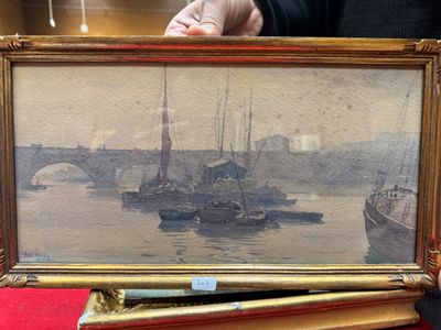 une personne tenant une photo représentant des bateaux sur l'eau