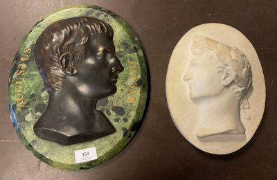 deux moulages de bustes et une plaque représentant une tête d'homme