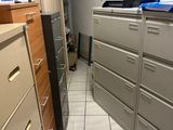 une photo d'une pièce avec de nombreux tiroirs et placards